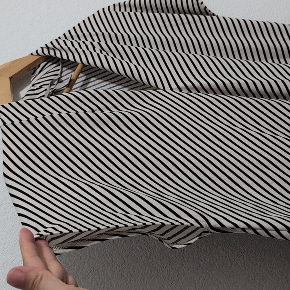 H&M Blouse Striped V-neck Cap Sleeve Work Professional Cream Black Size Large - Picture 2 of 7